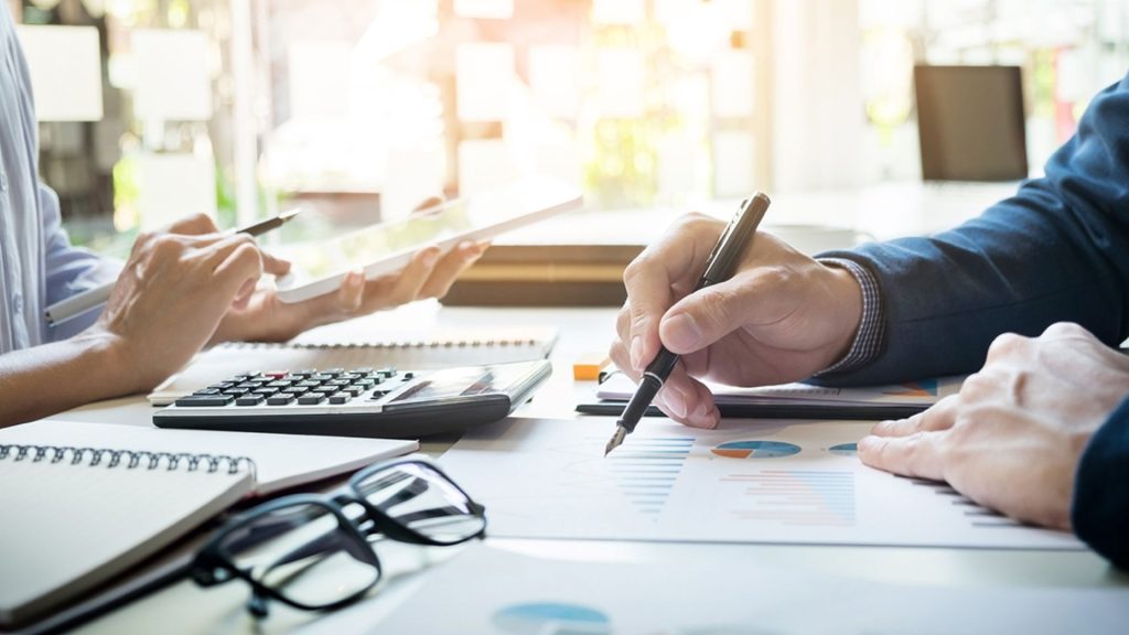 Why Should Your Business Invest in Professional Bookkeeping Services